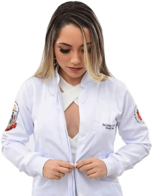 Dra. Letícia Araújo abotoando o jaleco antes do atendimento
